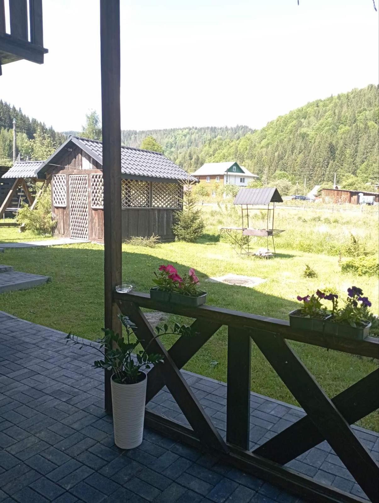 U Anastasii I Sofii Bilya Richki Guest House Mykulychyn Bagian luar foto